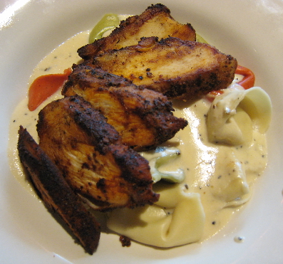 Tortellini with brie and spicy chicken