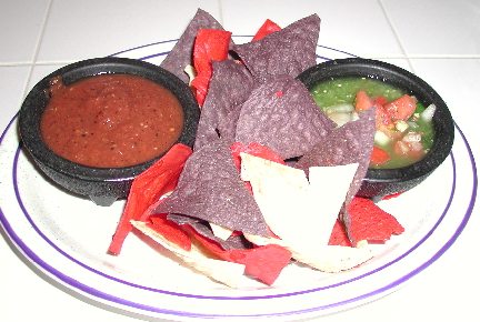 Dos salsas y totopos