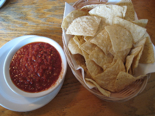 Chips and salsa with chile piquin